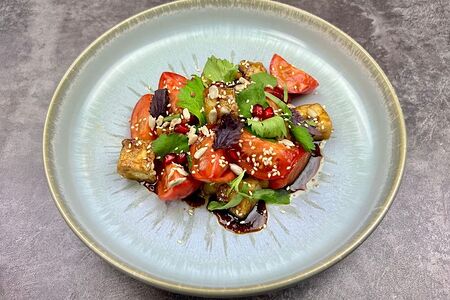 Салат с жареными баклажанами и томатами