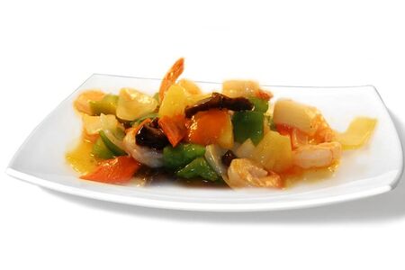 Жареные креветки с ананасами в апельсиновом соусе