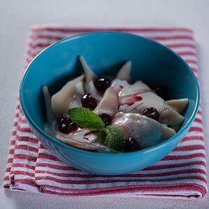 Вареники с творогом и вишневым вареньем