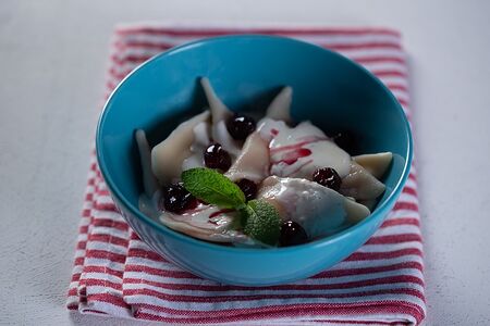 Вареники с творогом и вишневым вареньем