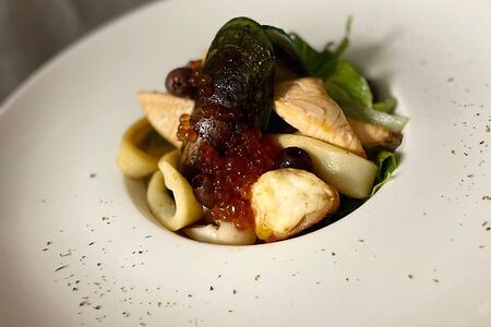 Салат с морепродуктами в кунжутной заправке