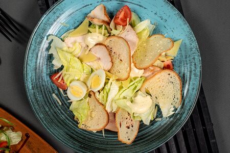 Салат Цезарь с курицей