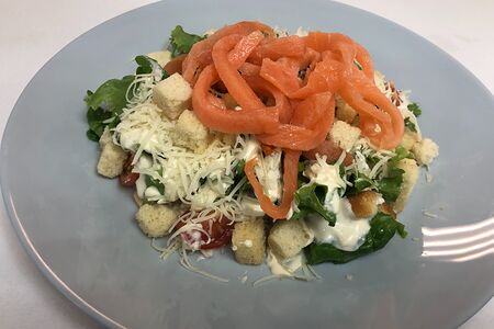 Салат Цезарь с семгой