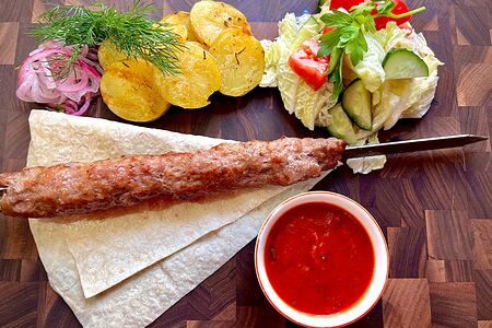 Ланч с люля-кебабом