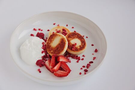 Сырники с клубникой, малиной и густой сметаной