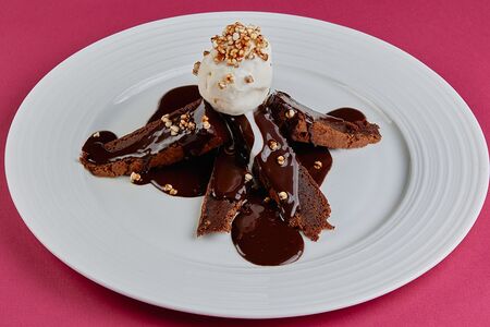 Брауни с шоколадным соусом