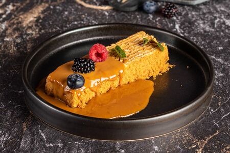 Медовый торт с карамелью