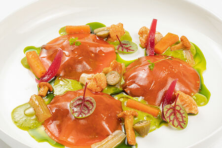 Равиоли из помидоров с говядиной, джардиньерой и сальса верде