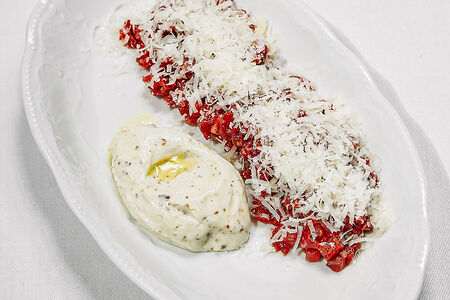 Тартар из говядины с трюфельным кремом