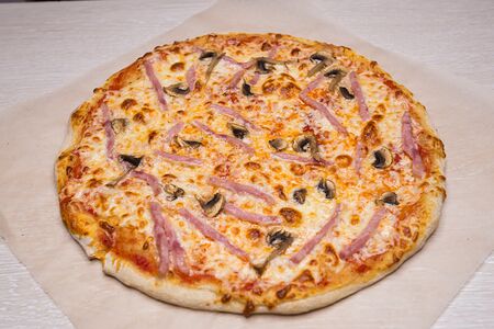 Пицца ветчина и грибы