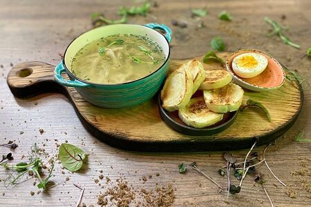 Куриный суп с яйцом и тостами