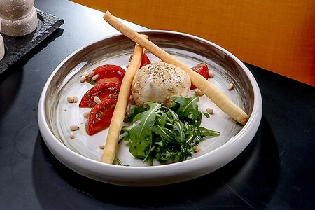 Буррата с помидорами