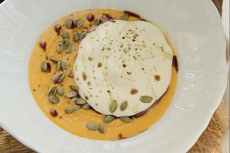 Крем-суп из тыквы с креветками и муссом из пармезана