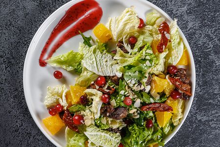 Салат с куриной печенью и апельсином