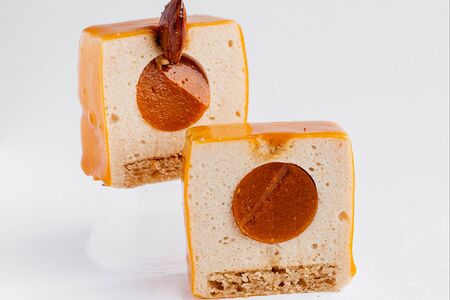 Муссовое пирожное Облепиха-карамель