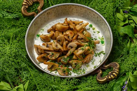 Грибы, жаренные с луком