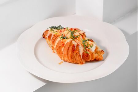 Круассан с креветкой и сладким чили