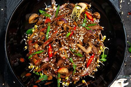 Соба с говядиной и шампиньонами в перечном соусе