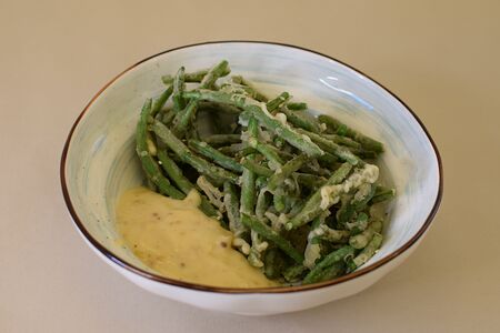Стручковая фасоль в темпуре с соусом цезарь