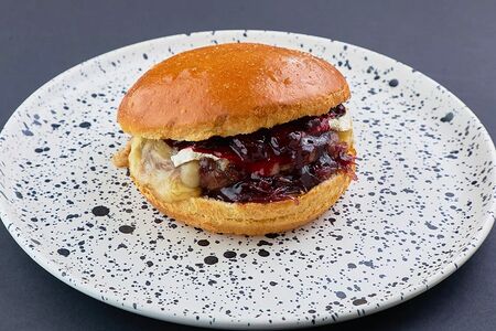 Бургер с мраморной говядиной, сыром Камамбер и луковым мармеладом