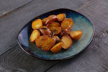 Печеный картофель с ароматной зеленью