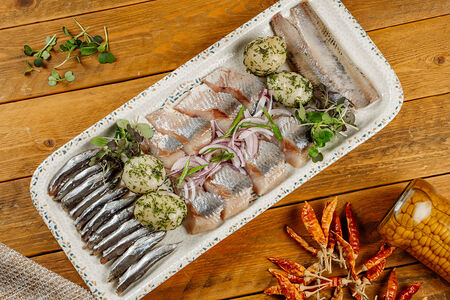 Тарелка малосольной черноморской рыбы