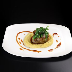 Щечки теленка, картофельный креп с трюфелем и шпинат