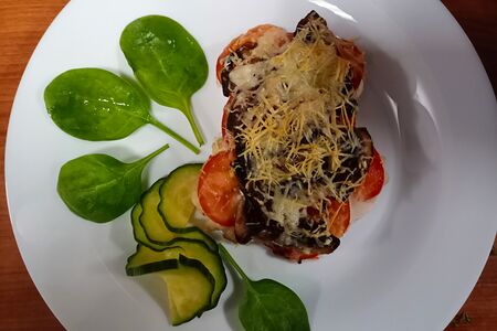 Курица под овощами