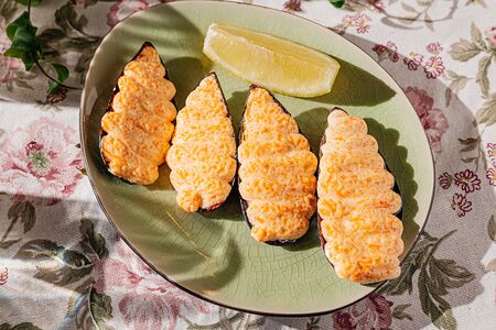 Запеченные мидии под острым соусом