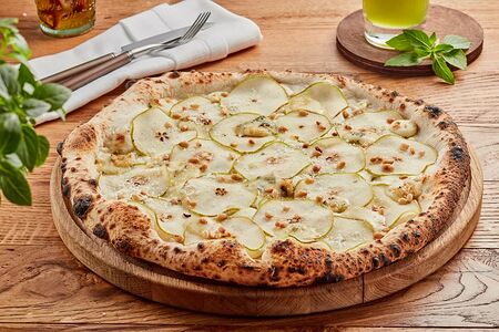 Пицца с горгонзолой и грушей