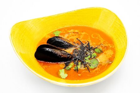 Суп Том Ям с лососем и мидиями