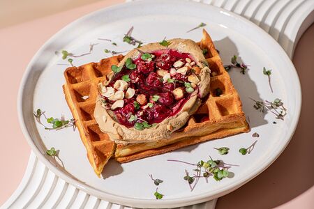 Вафля с куриным паштетом и вишневым конфитюром