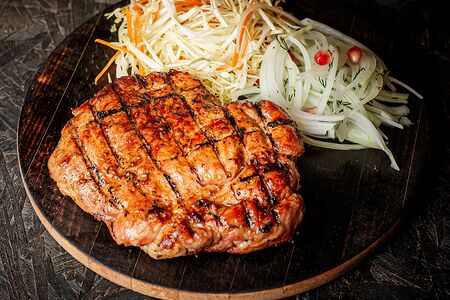 Стейк из cвинoй шеи