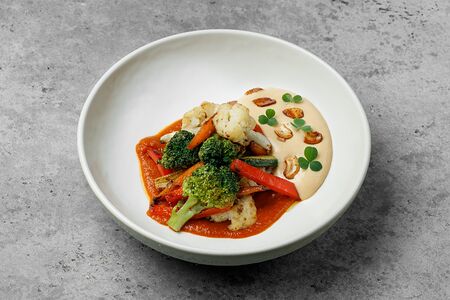 Овощи стир-фрай с соусом карри и муссом из арахиса