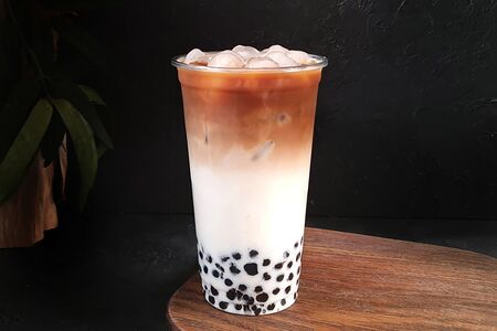 Айс-латте с шариками тапиоки