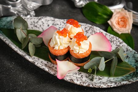 Ролл с лососем и икрой