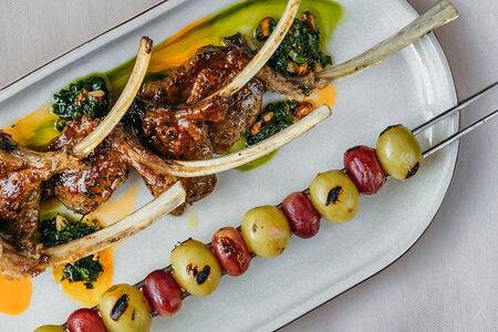 Ребра ягненка с гранатовым демигласом и шашлыком из винoграда