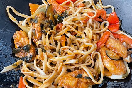 Жареная лапша с курицей и овощами