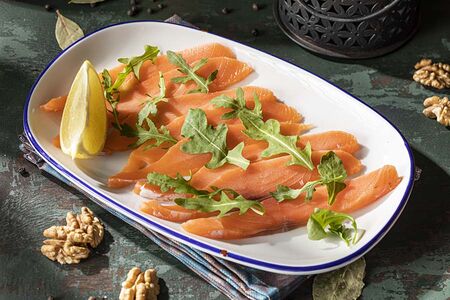 Слабосоленый лосось с рукколой