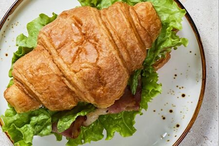 Круассан с беконом