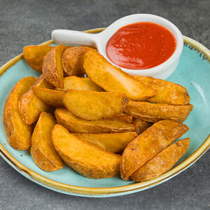 Картофельные дольки с кетчупом