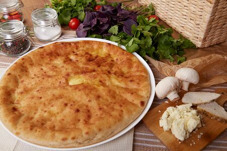 Осетинский пирог с курицей, сыром и грибами