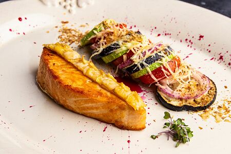 Лосось на гриле с овощами