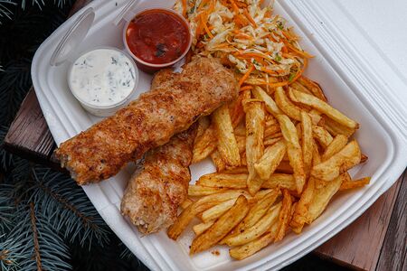 Люля-кебаб куриный с картофелем фри и капустным салатом