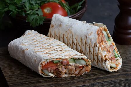 Шаурма с курицей в тандырном лаваше