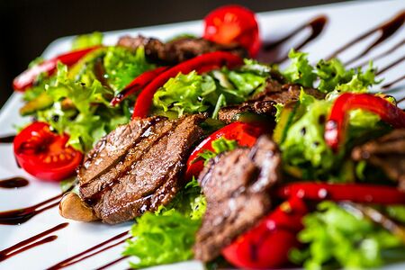 Теплый салат с телятиной