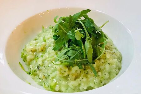 Зеленое ризотто с креветками и рукколой