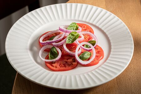 Помидоры с красным луком