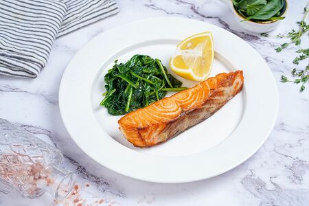 Лосось со шпинатом