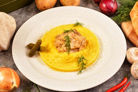 Бефстроганов из cвинoй вырезки с грибами с картофельным пюре